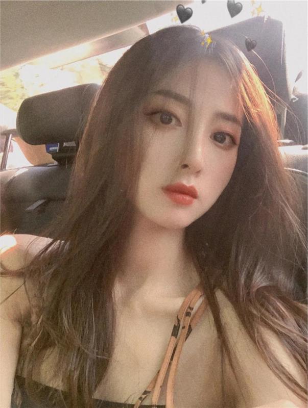 五官精致的兼职性感妹纸